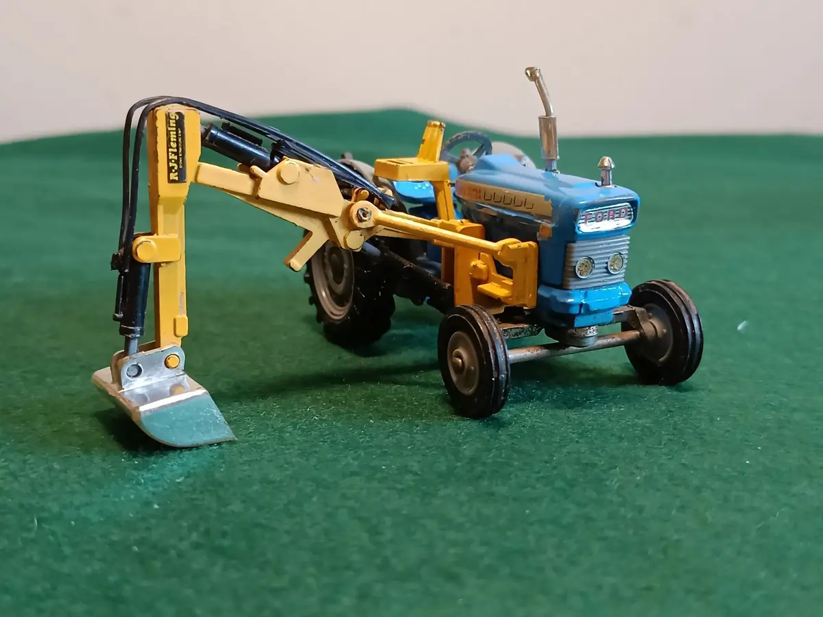 74 Ford 5000 Tractor With Hydraulic Scoop At The Side 1