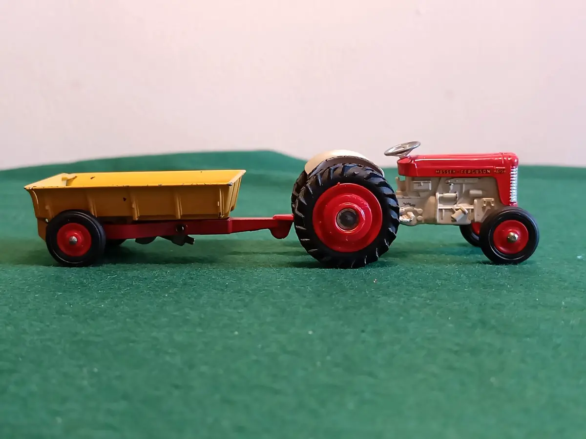 Gift Set 7 Massey Ferguson Tractor And Trailer 1