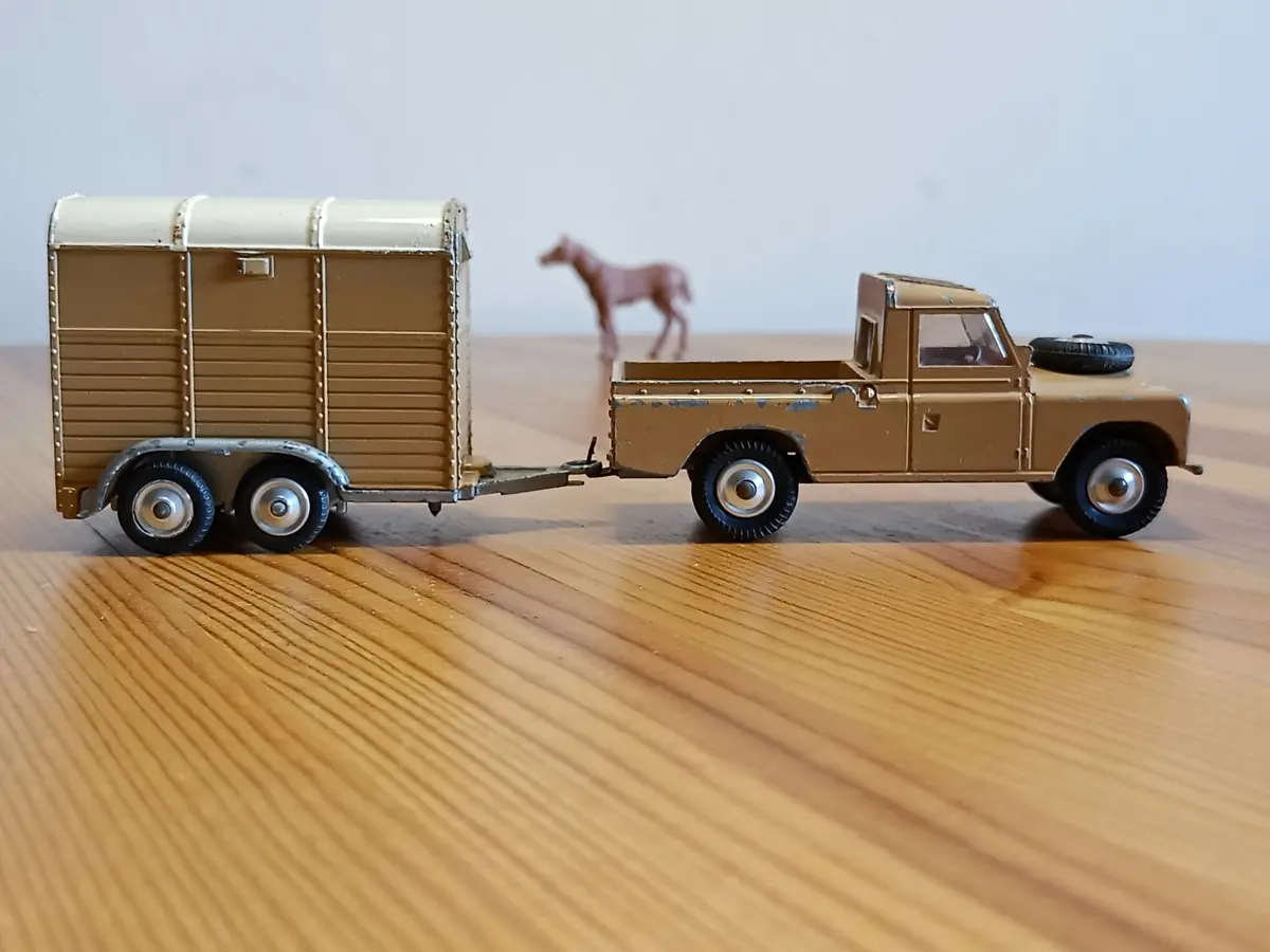 Gift Set 2 Land Rover And Pony Trailer In Fawn / Cream 1