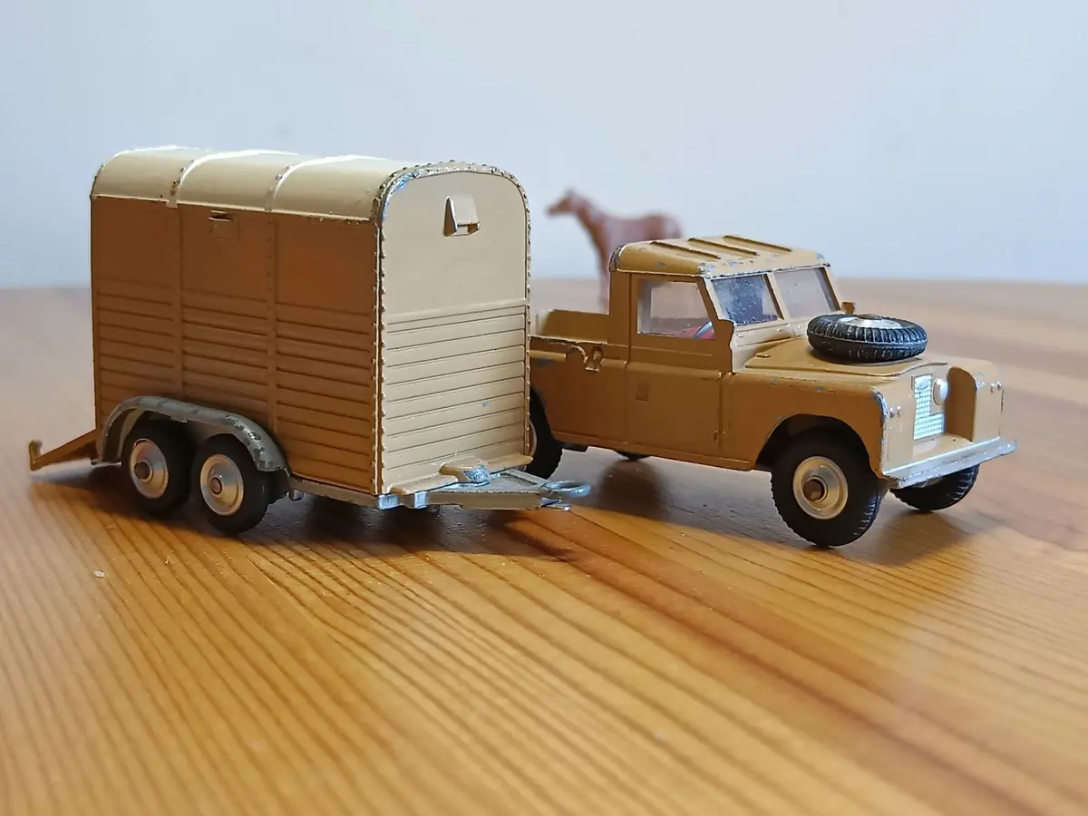 Gift Set 2 Land Rover And Pony Trailer In Fawn / Cream 2