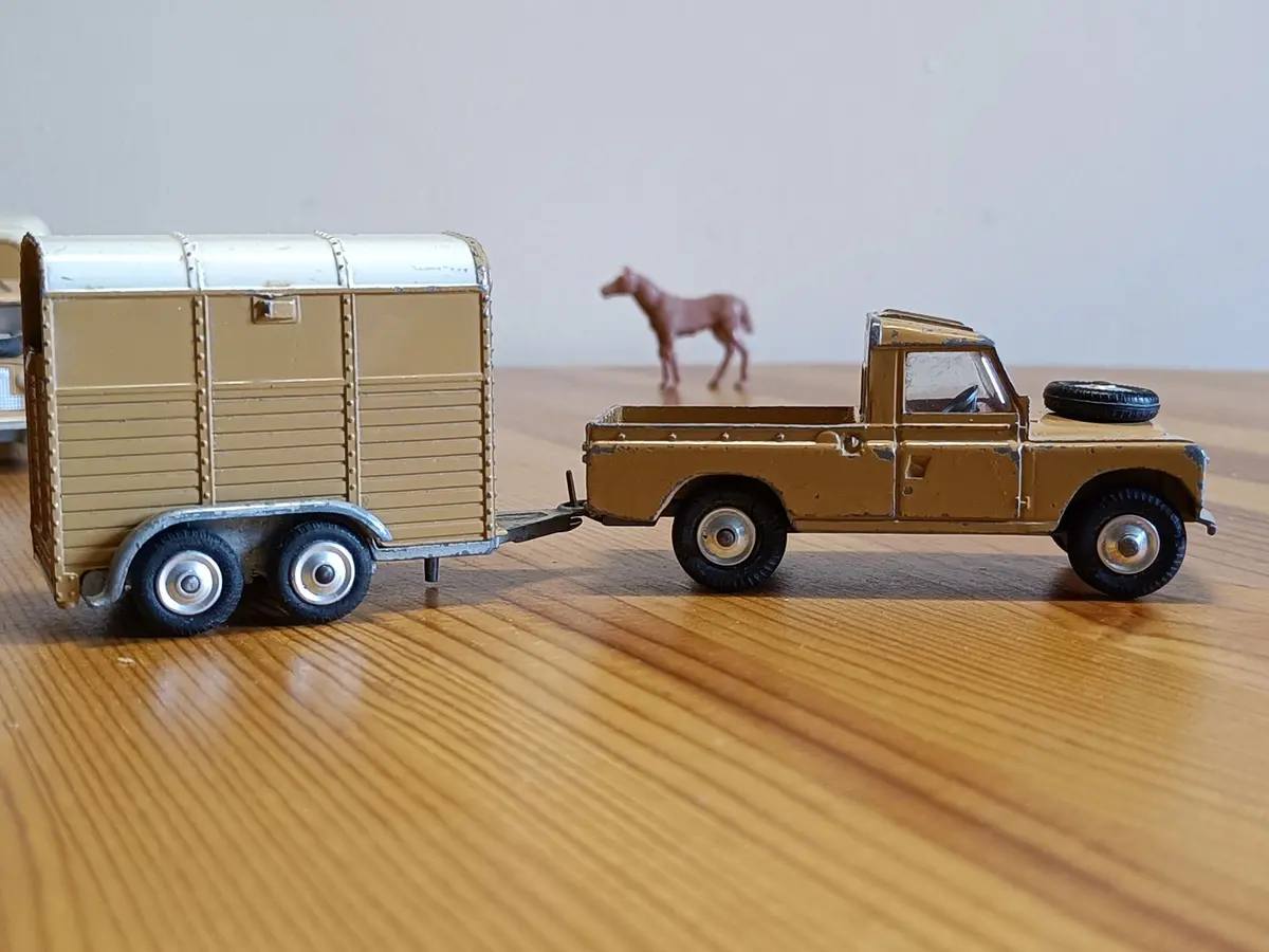 Gift Set 2 Land Rover And Pony Trailer In Fawn / Cream (2) 1