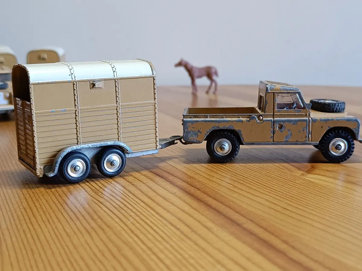 Gift Set 2 Land Rover And Pony Trailer In Fawn / Cream (3) 1