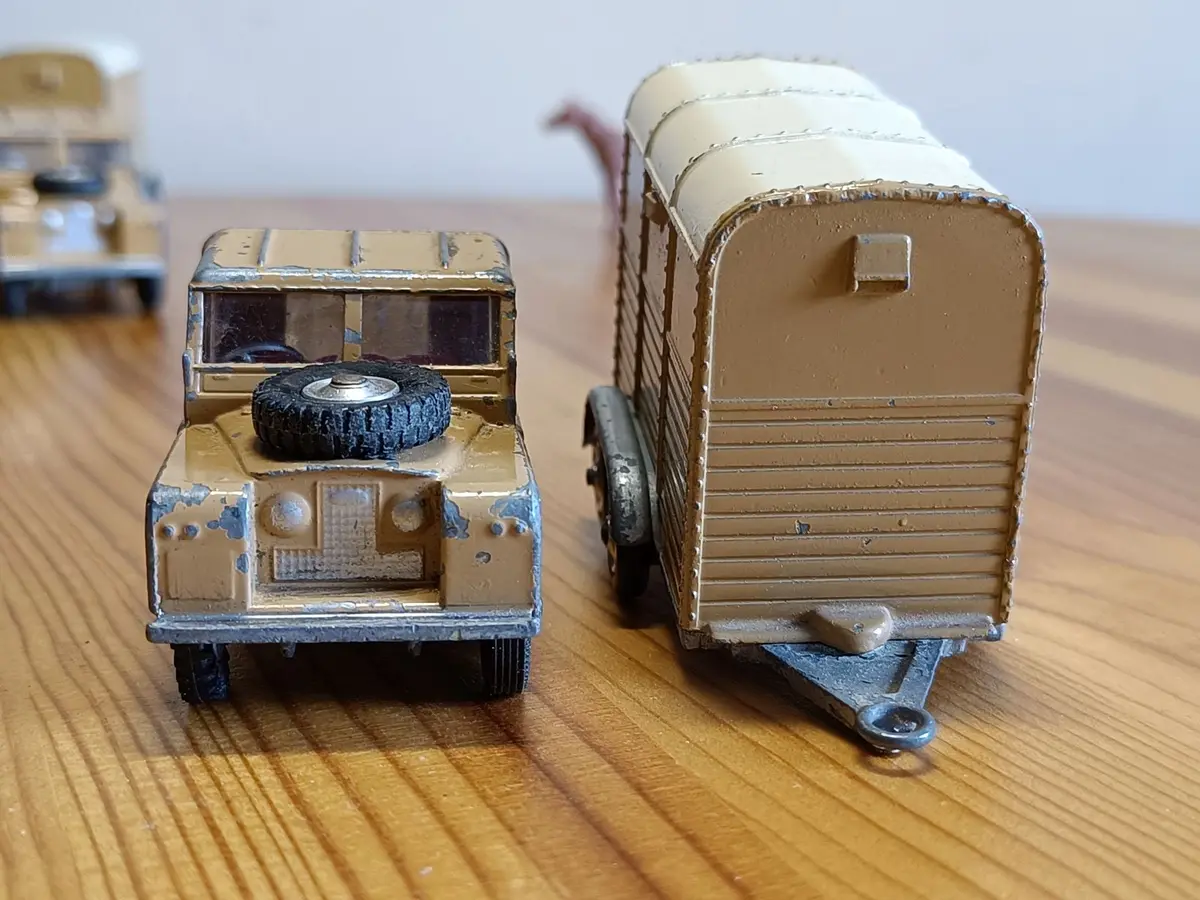 Gift Set 2 Land Rover And Pony Trailer In Fawn / Cream (3) 2