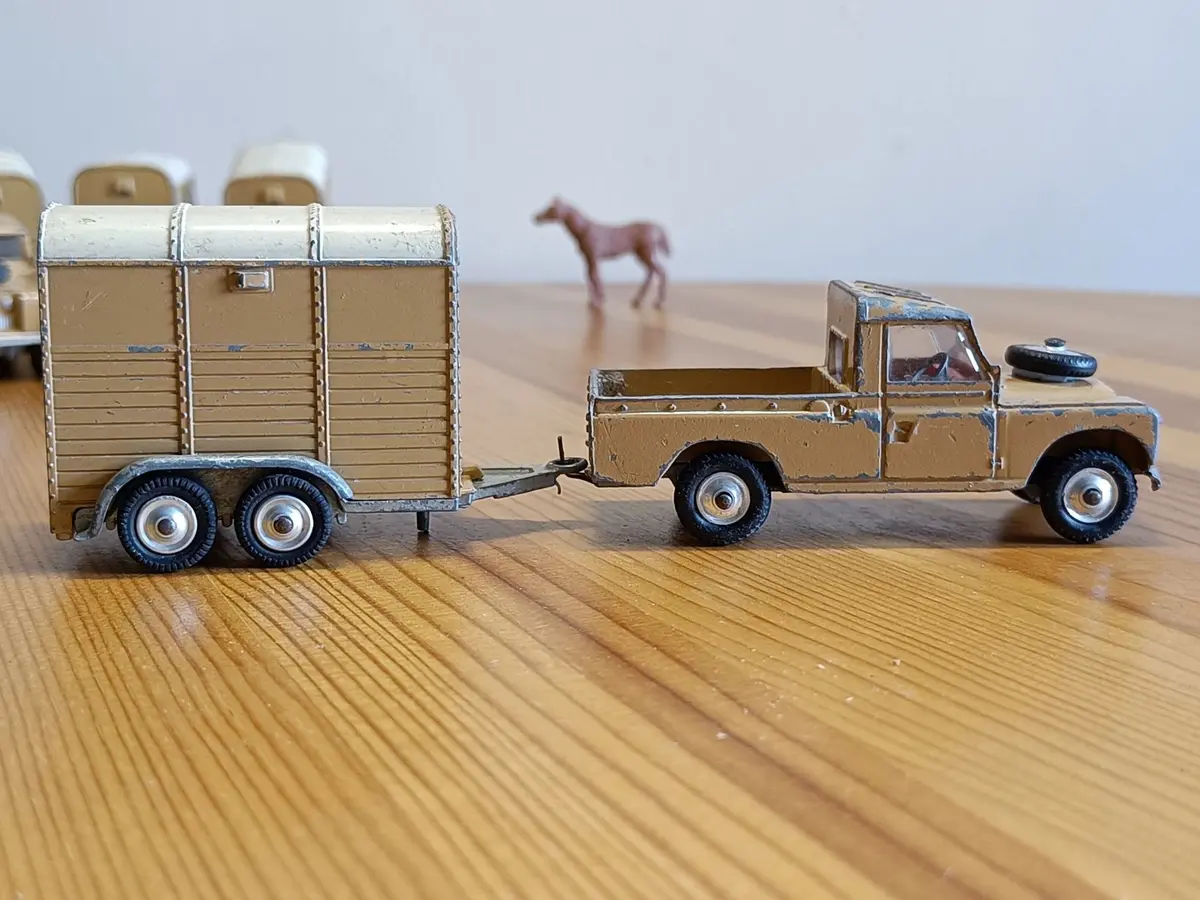 Gift Set 2 Land Rover And Pony Trailer In Fawn / Cream (4) 1
