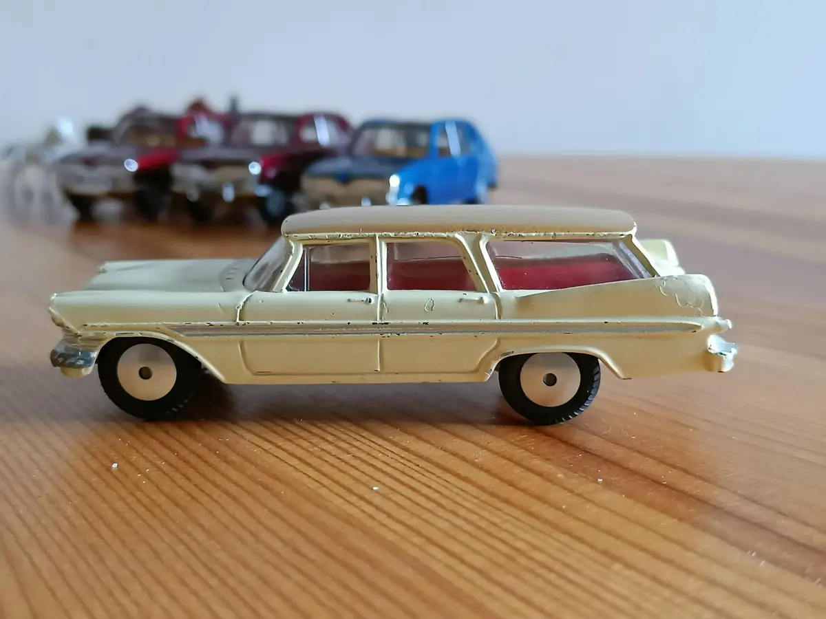 219 Plymouth Sports Suburban *With Cream Base* 2 1
