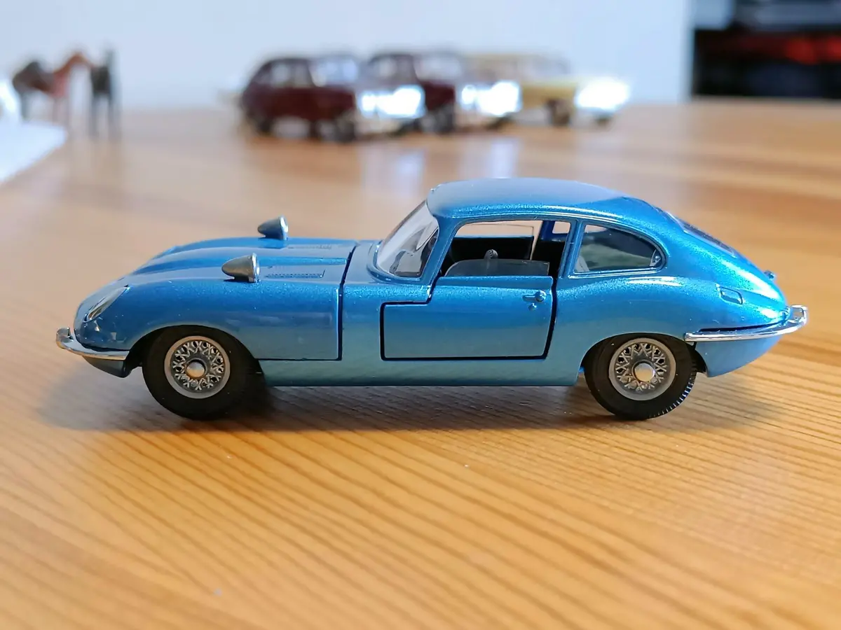 R335 Jaguar E Type 2+2 4.2 Litre 1