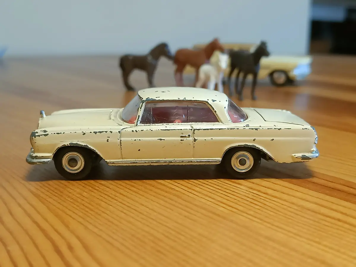 230 Mercedes-Benz 220Se Cream 1