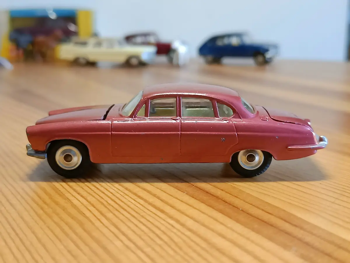 238 Jaguar Mk X In Cerise (1) 1