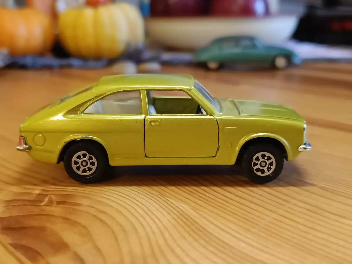 306 Morris Marina In Metallic Lemon 1