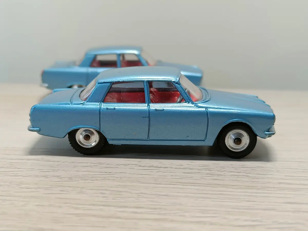 252 Rover 2000 In Steel Blue (1) 1