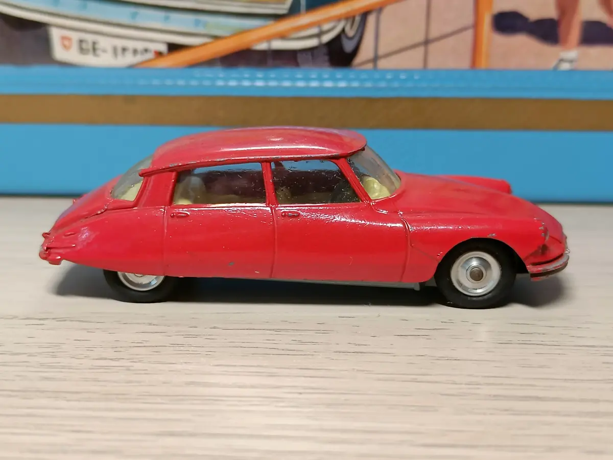210S Citroen Ds19 With Cast Fog Lamps 1