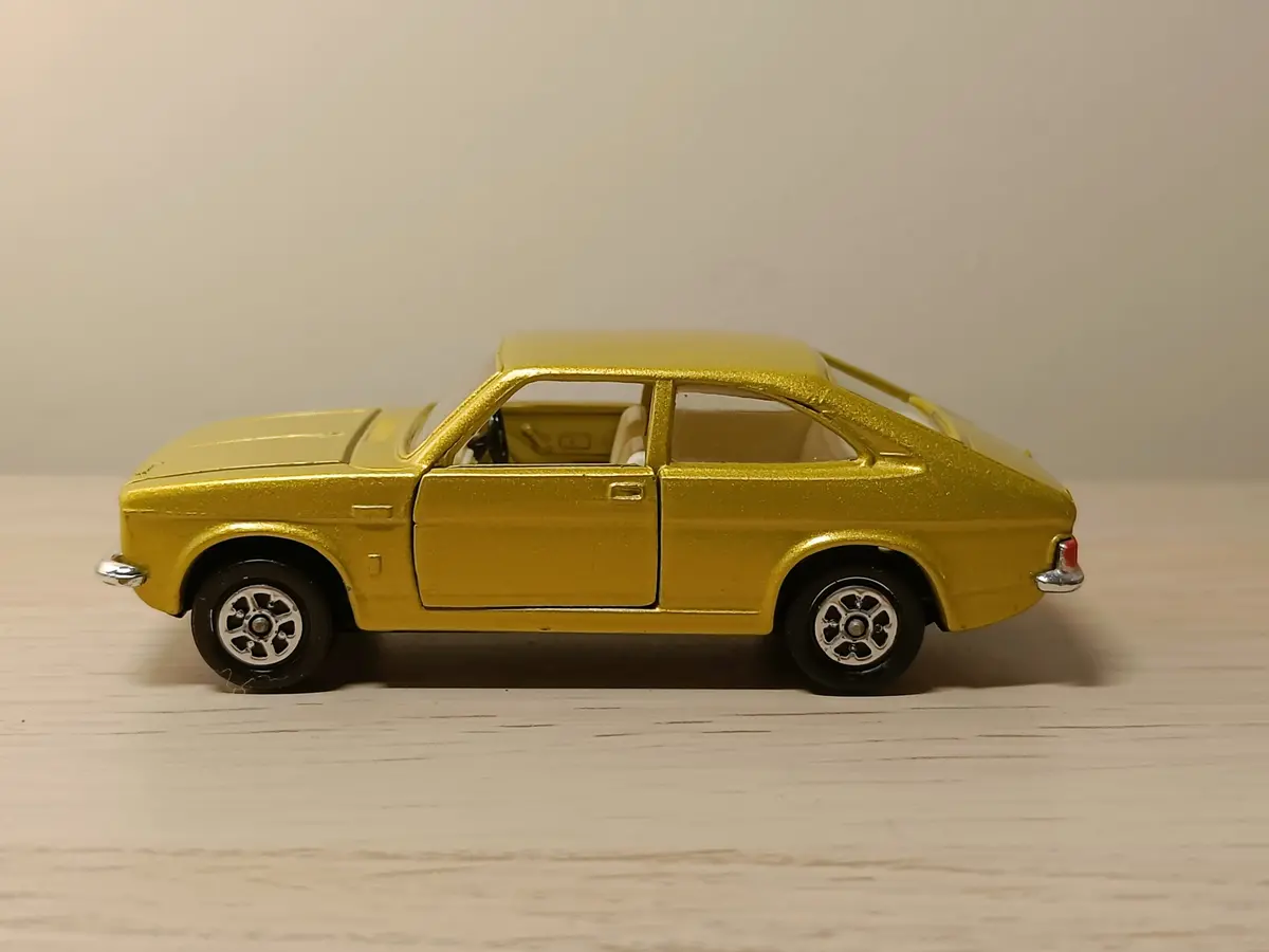 306 Morris Marina In Metallic Lemon 1