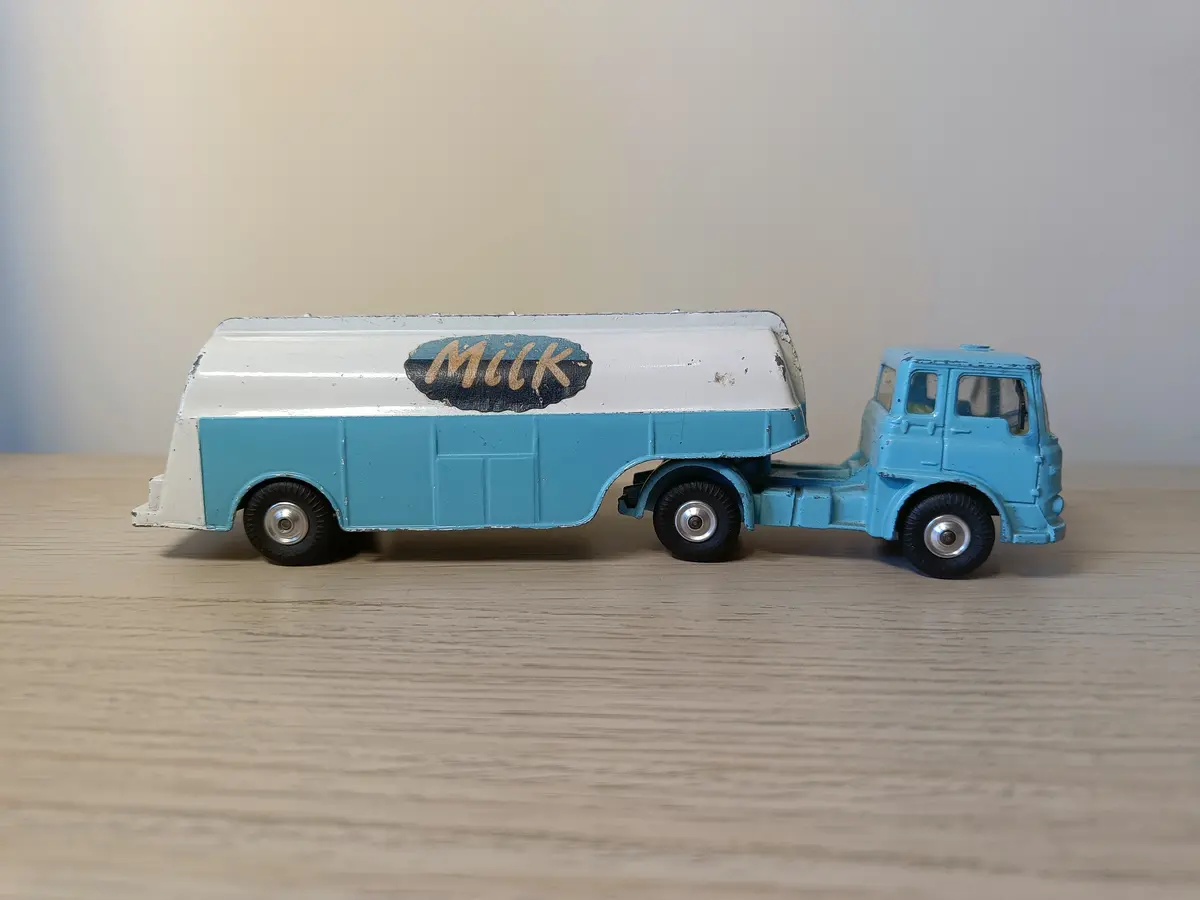 1141 Bedford Milk Tanker 1