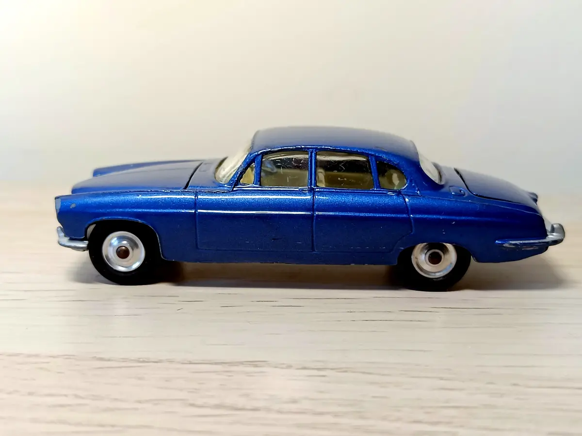 238 Jaguar Mk X In Metallic Blue With Lemon Interior 1