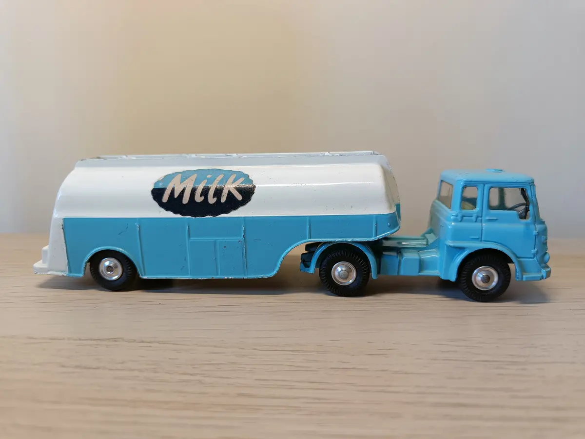 1141 Bedford Milk Tanker 1