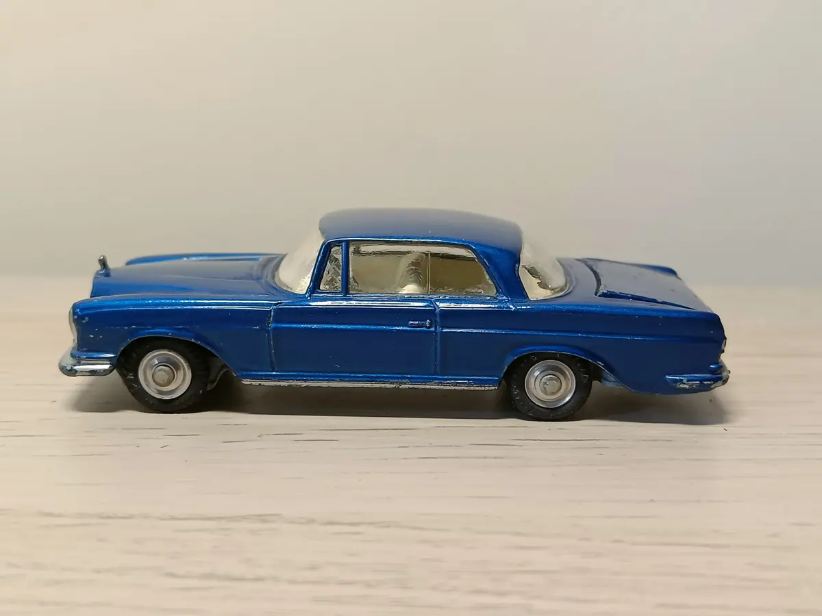 253 Mercedes-Benz 220Se In Metallic Blue (3) 1
