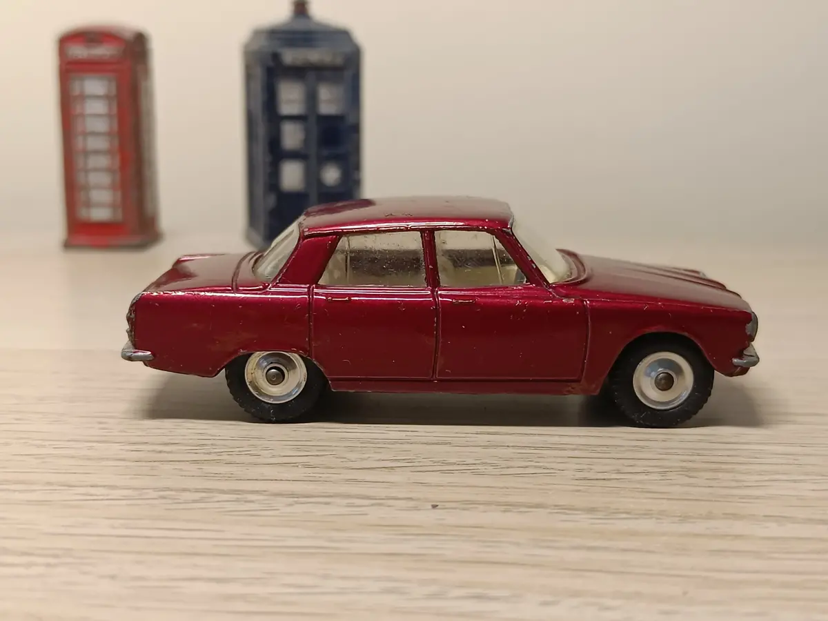 252 Rover 2000 In Maroon 1