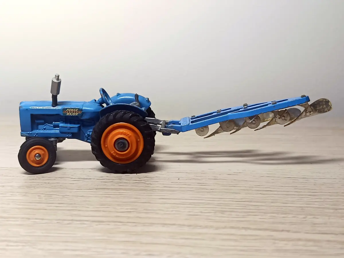 Gift Set 13 Fordson Power Major Tractor + Plough (2) 1