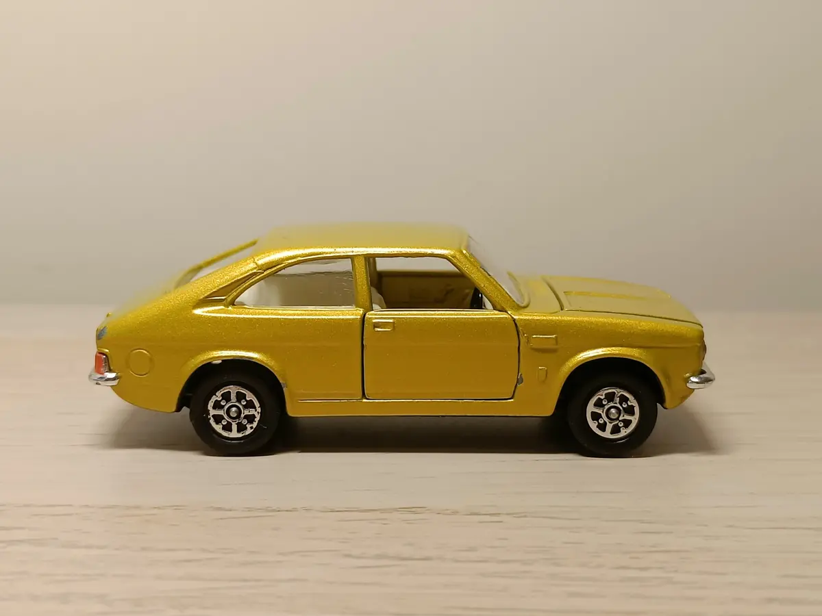 306 Morris Marina In Metallic Lemon 1