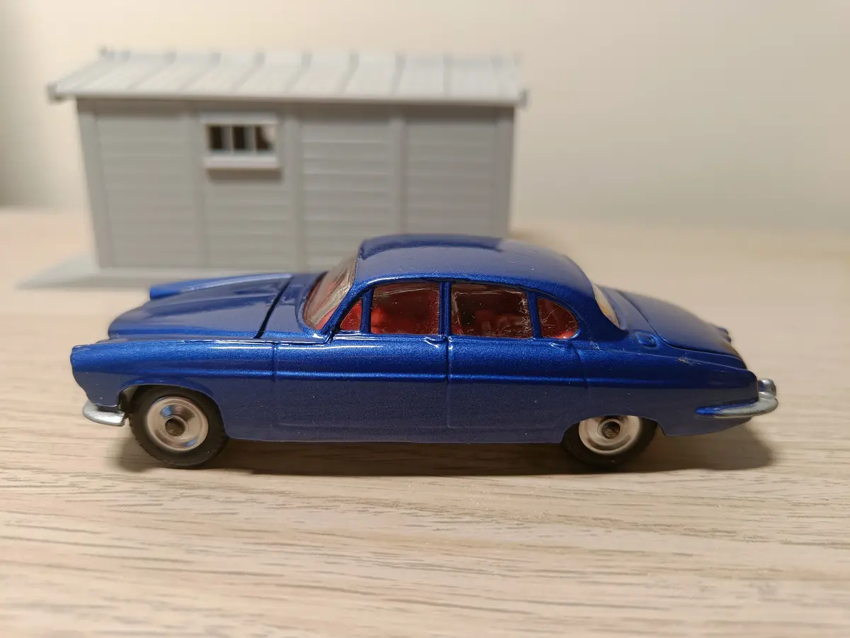 238 Jaguar Mk X In Metallic Dark Blue 1