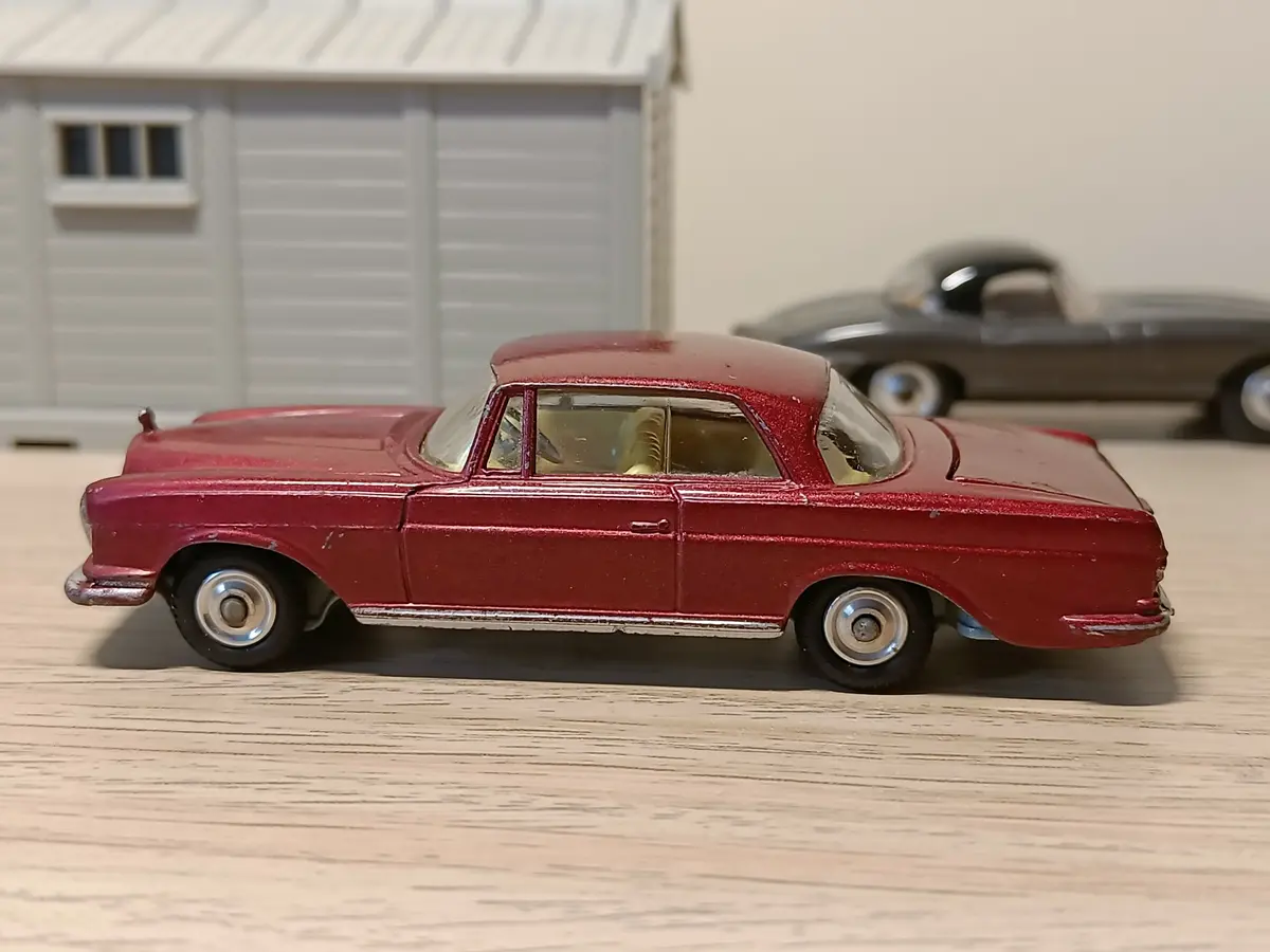 253 Mercedes-Benz 220Se In Metallic Cerise 1