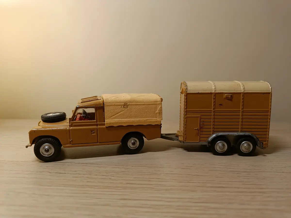 Gift Set 2 Land Rover And Pony Trailer In Fawn (1) 1