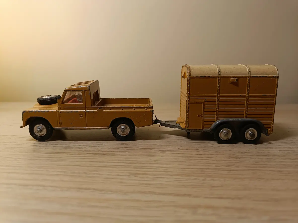 Gift Set 2 Land Rover And Pony Trailer In Fawn (2) 1
