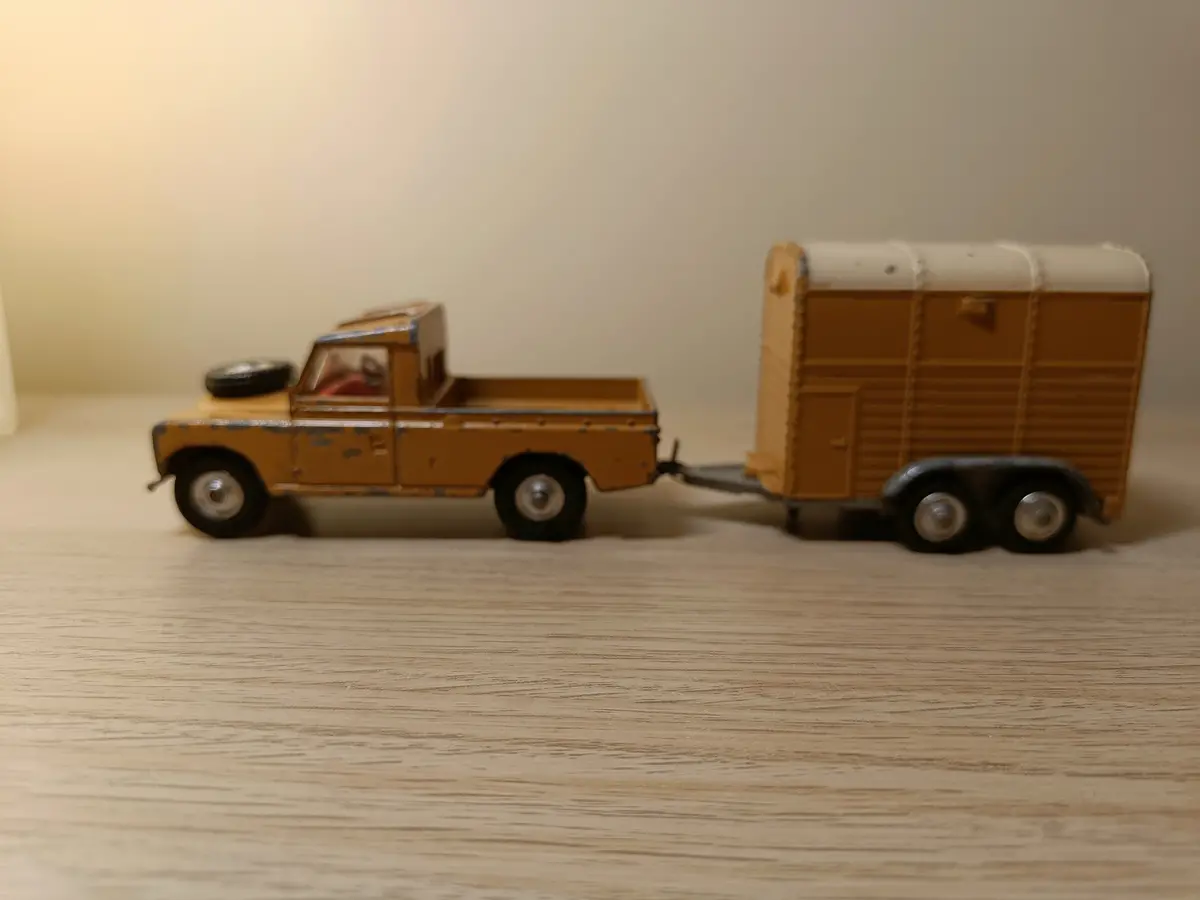 Gift Set 2 Land Rover And Pony Trailer In Fawn (3) 1