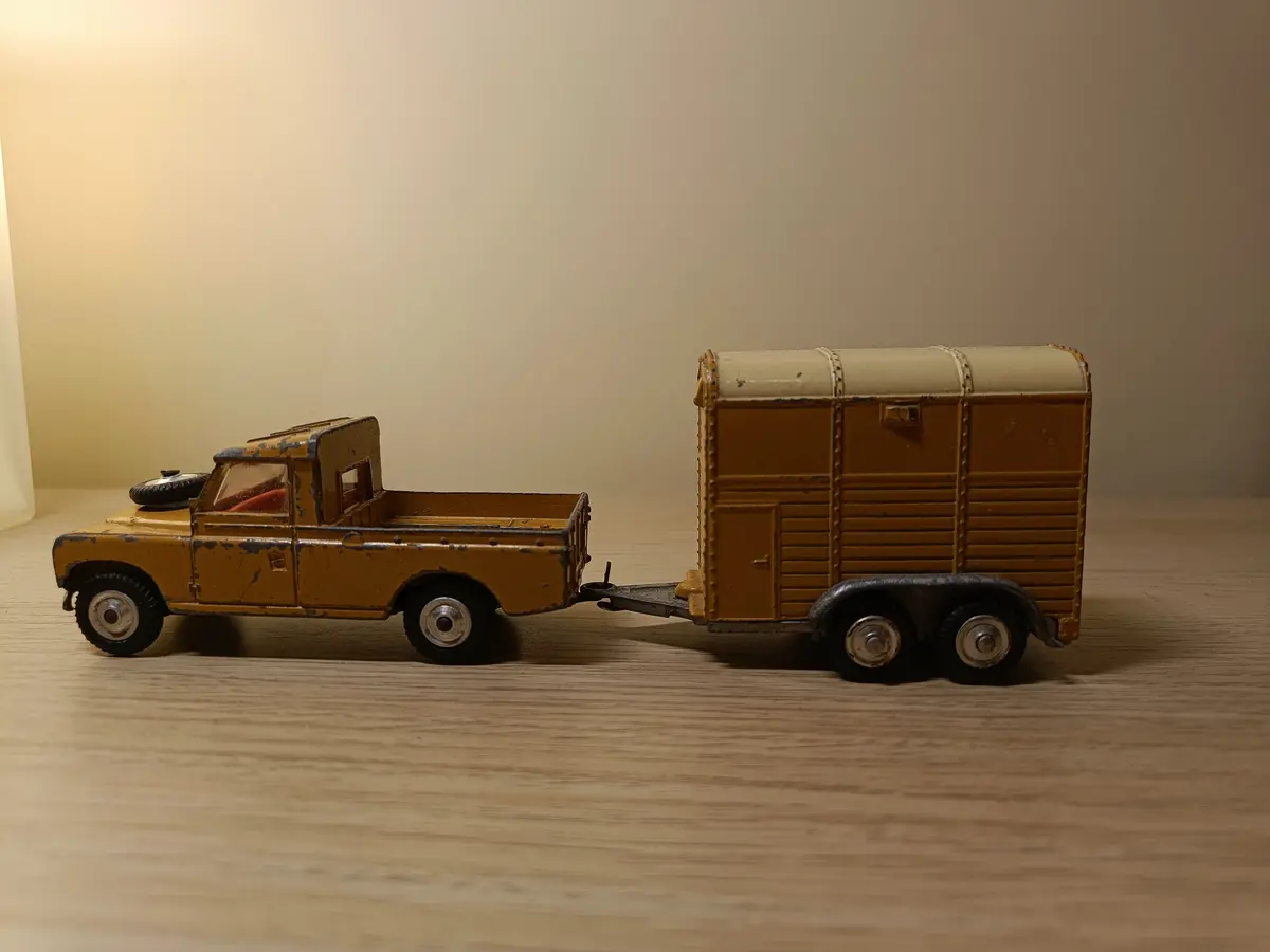 Gift Set 2 Land Rover And Pony Trailer In Fawn (4) 1