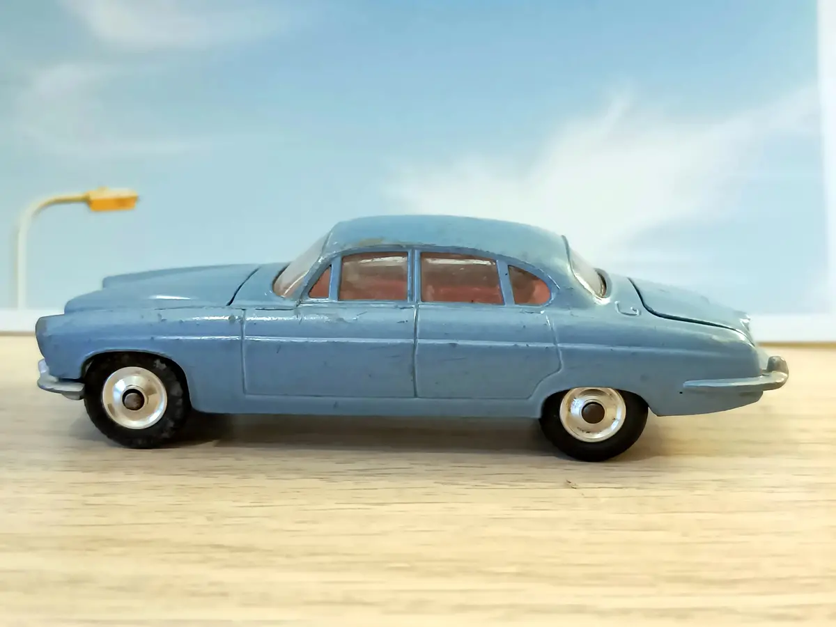 238 Jaguar Mk X In Metallic Silver-Blue 1
