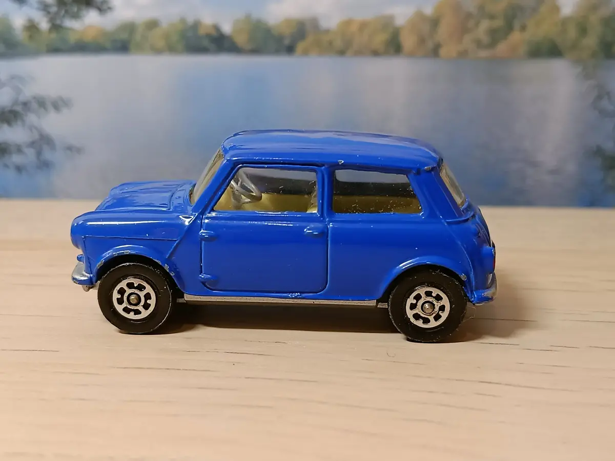 204 Morris Mini Minor In Mid-Blue With Silver Base 1