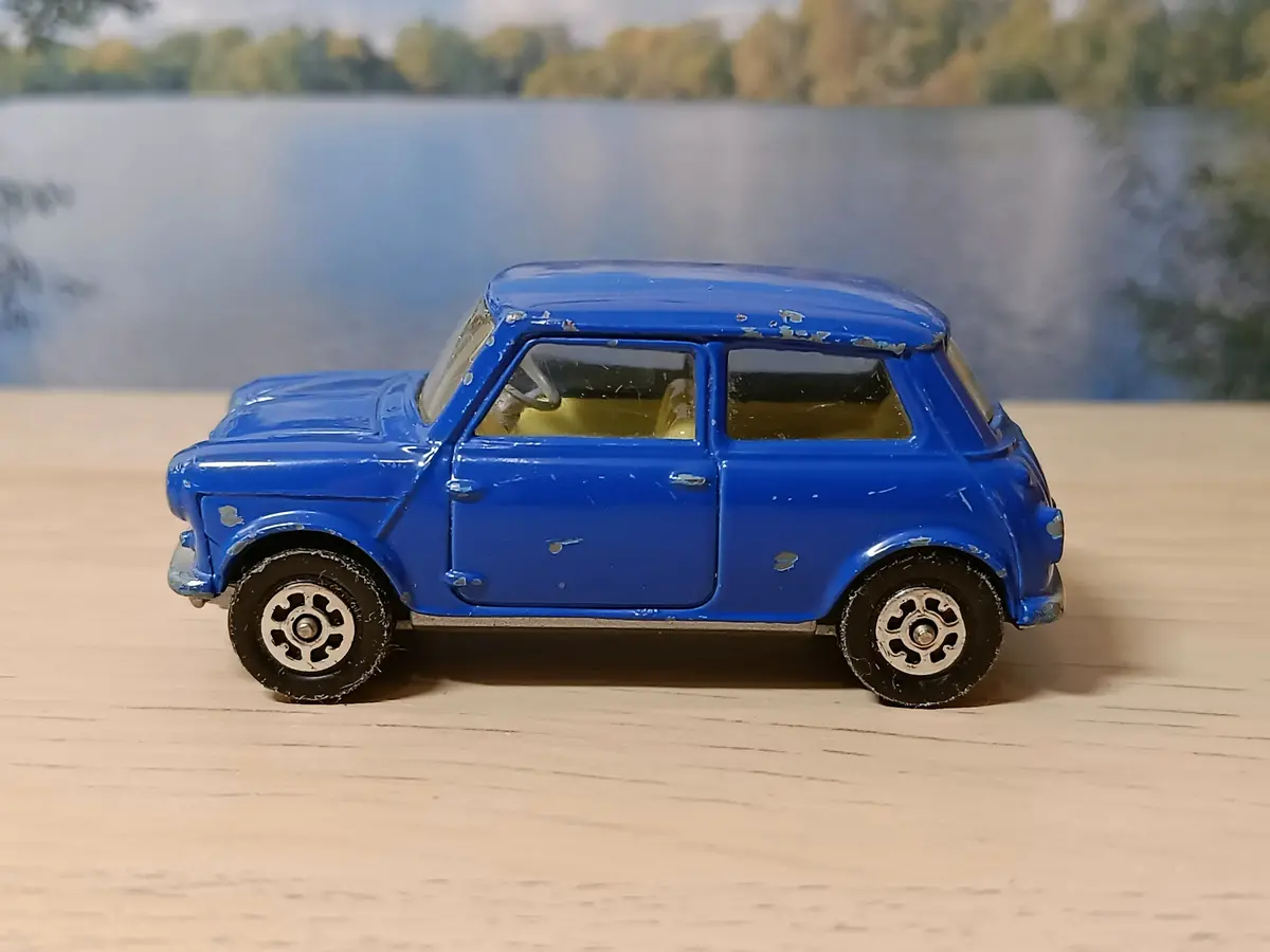 204 Morris Mini Minor In Mid-Blue With Silver Base Whizzwheels (2) 1