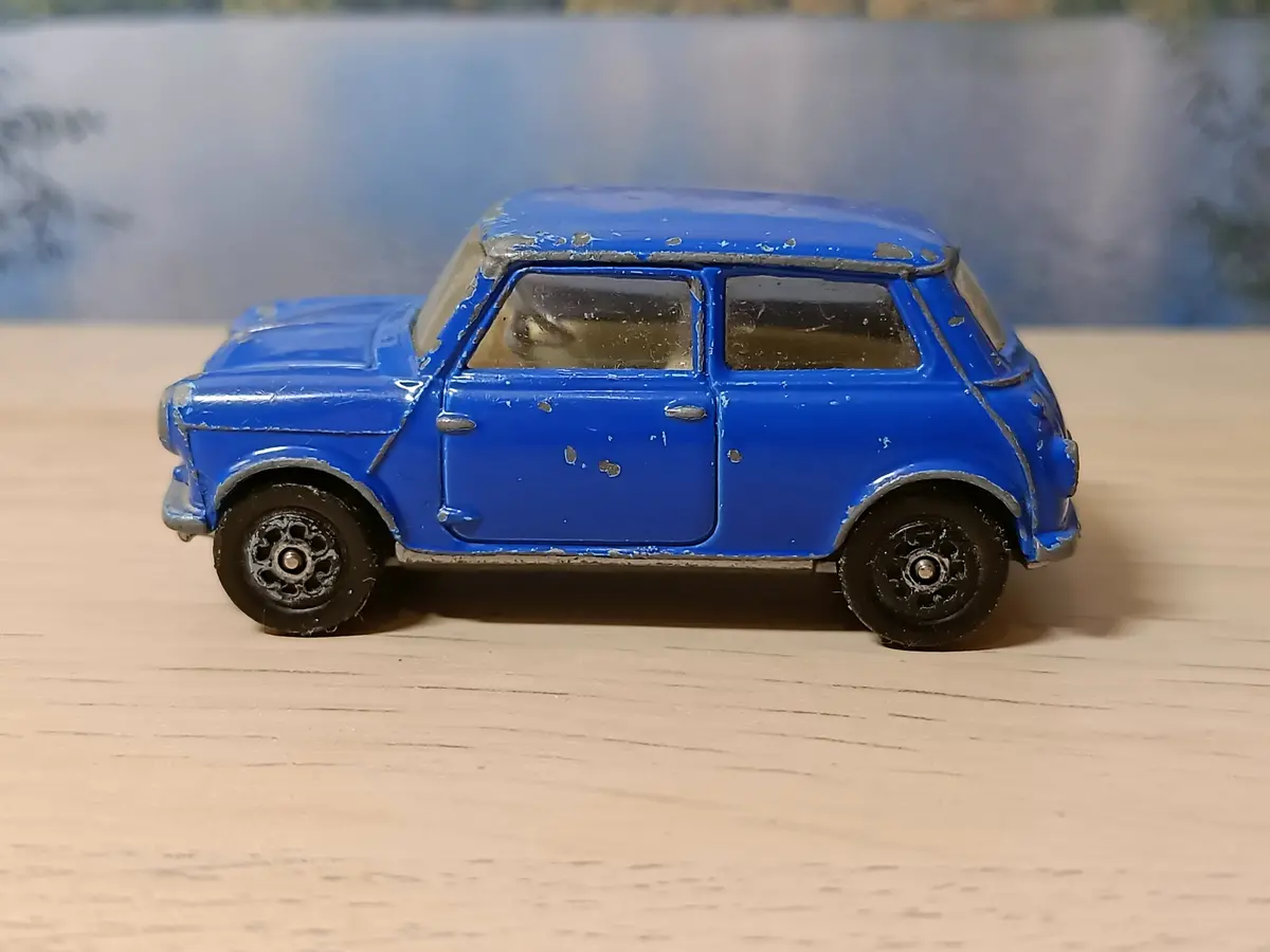 204 Morris Mini-Minor In Mid-Blue With Silver Base 1