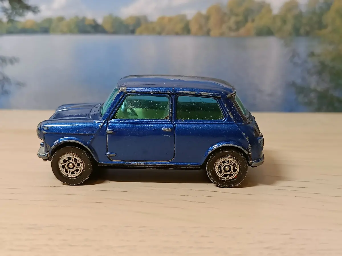 204 Morris Mini-Minor In Metallic Blue With Black Base 1