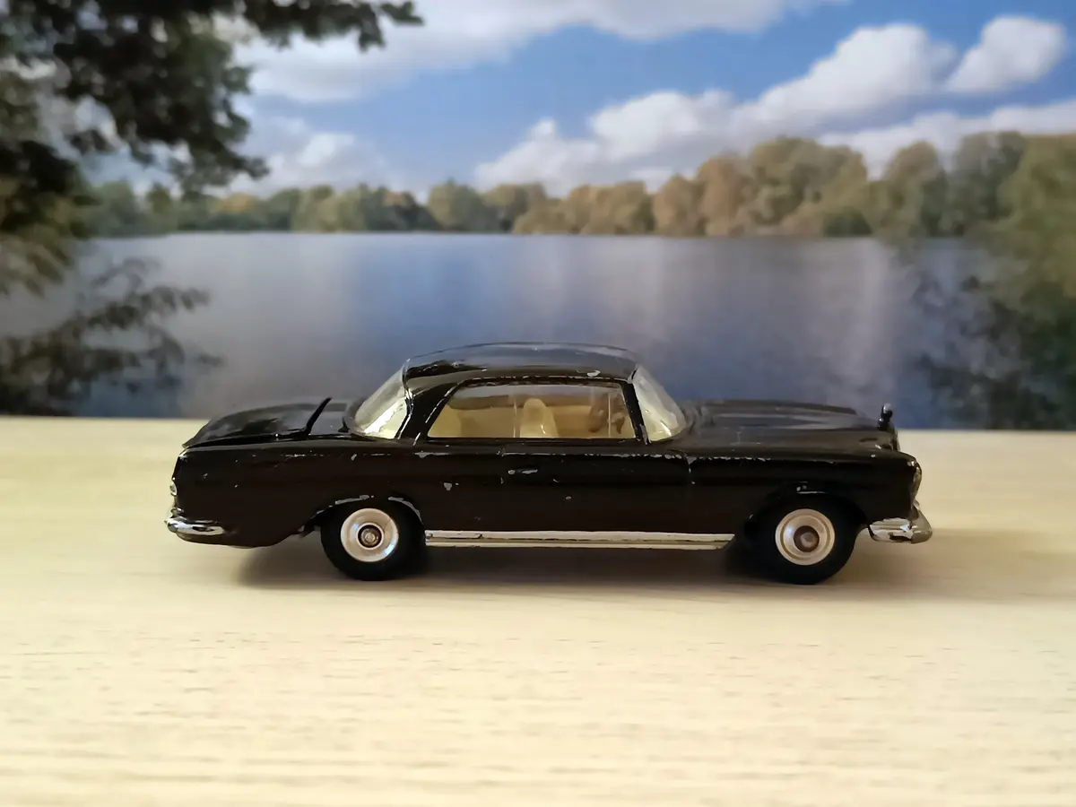 230 Mercedes-Benz 220Se In Black 1