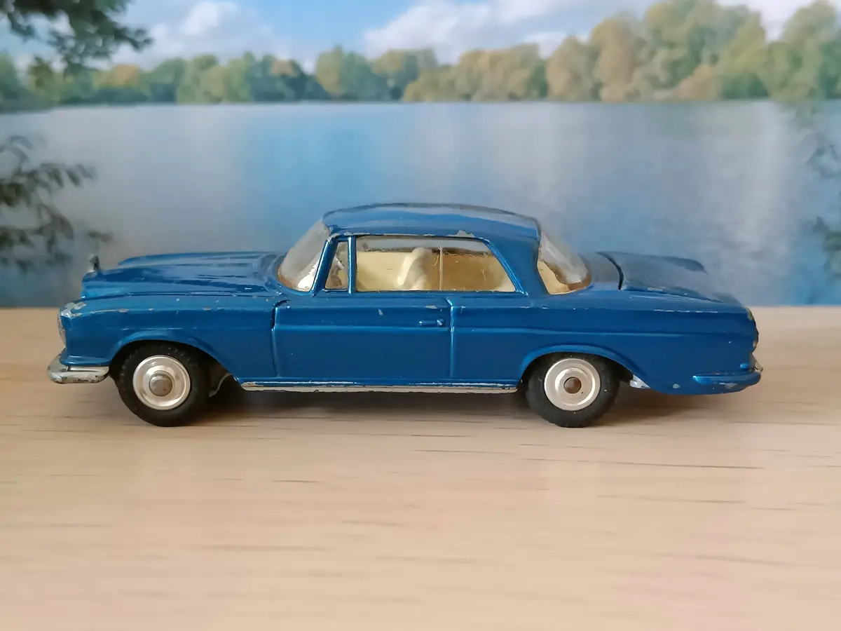 253 Mercedes-Benz 220Se In Metallic Blue 1