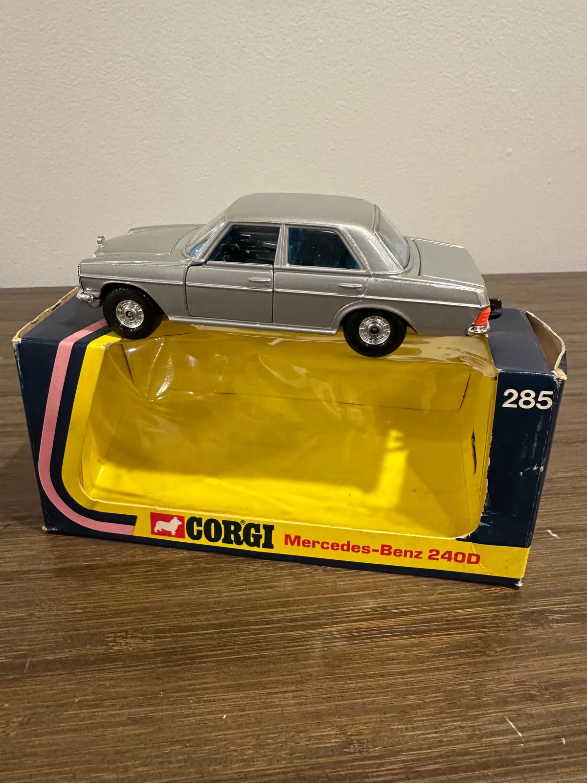 Corgi Toys 285 Mercedes-Benz 240D With Original Box 1