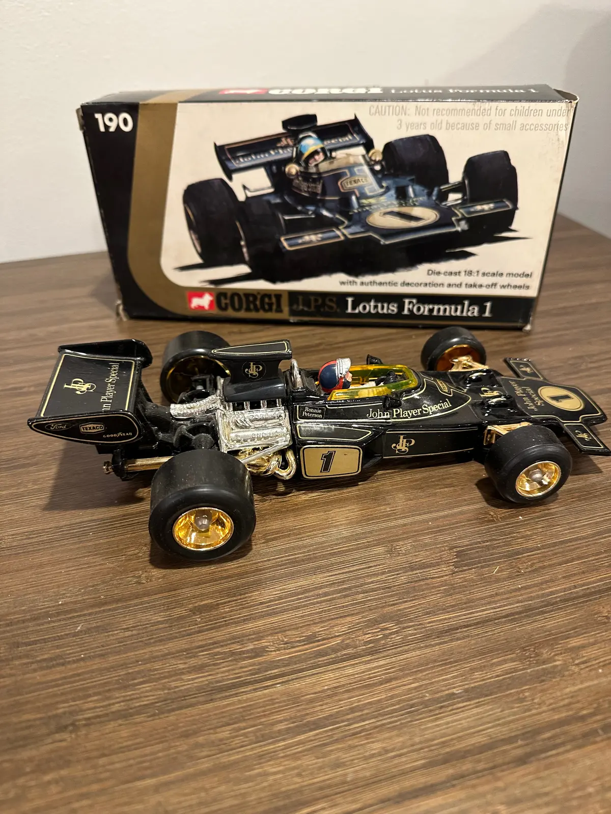 Corgi  190 Jps Lotus F1 1:18 Scale With Original Box 1