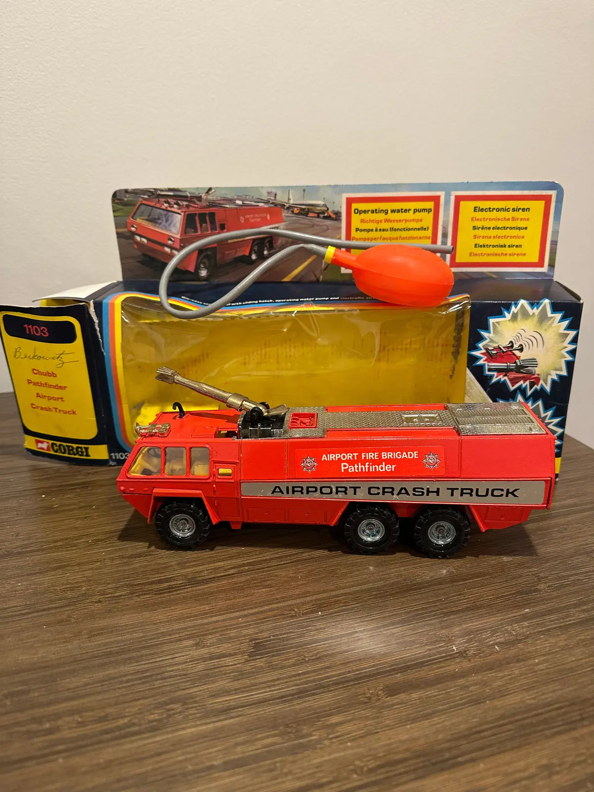 Corgi Major 1103 Airport Crash Truck With Original Box 1