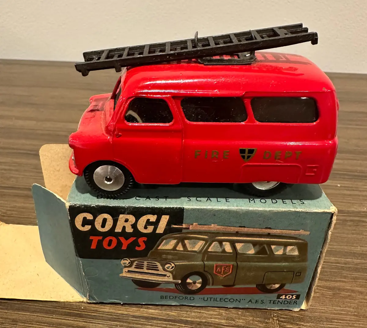 Corgi Toys 405 Bedford Fire Tender With Original Box 1