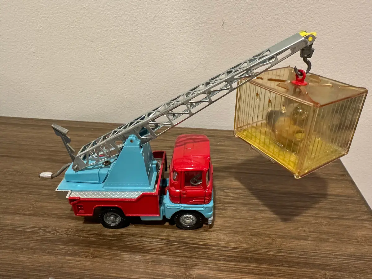 Corgi Major 1144 Chipperfields Crane With Cage 1