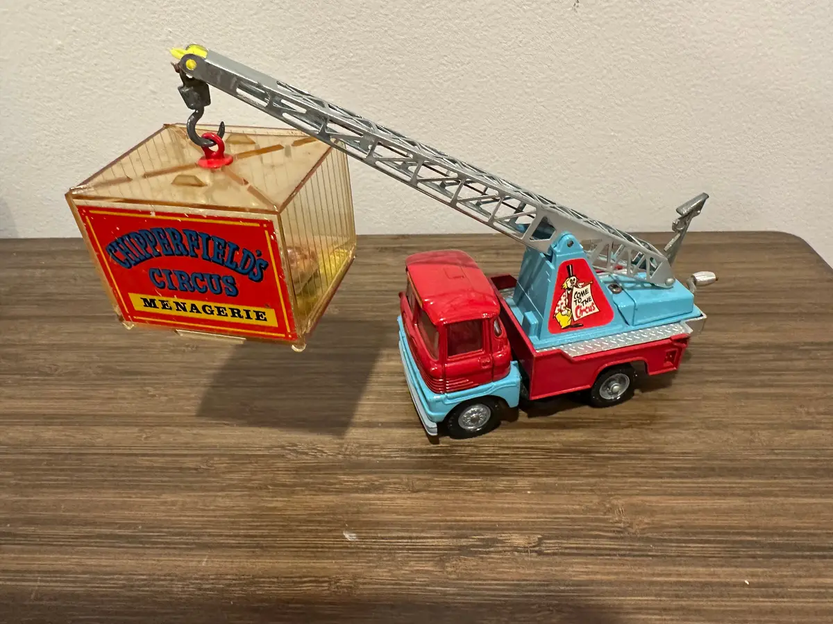 Corgi Major 1144 Chipperfields Crane With Cage 2