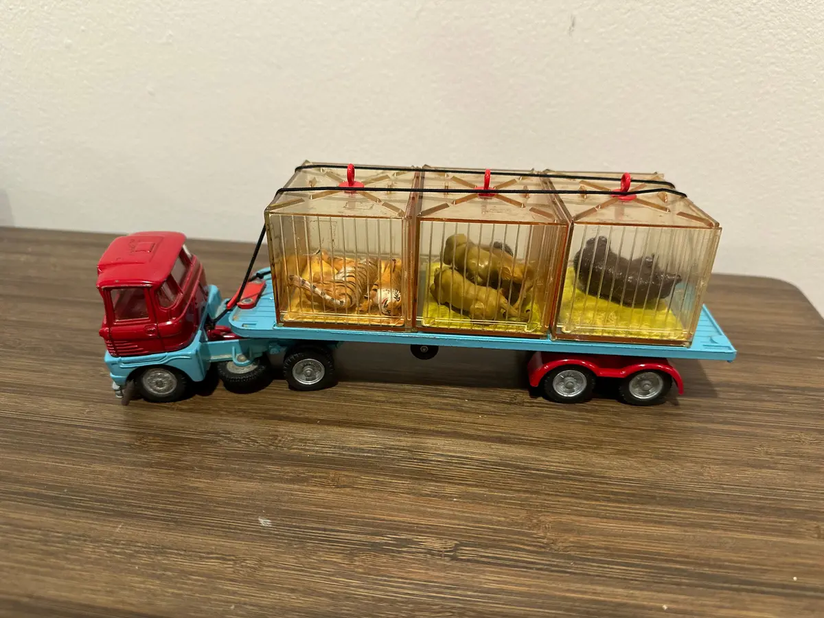 Corgi Major 1139 Chipperfields Menagerie Transporter 1