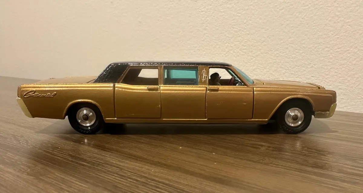 Corgi Toys 262 Lincoln Continental 1