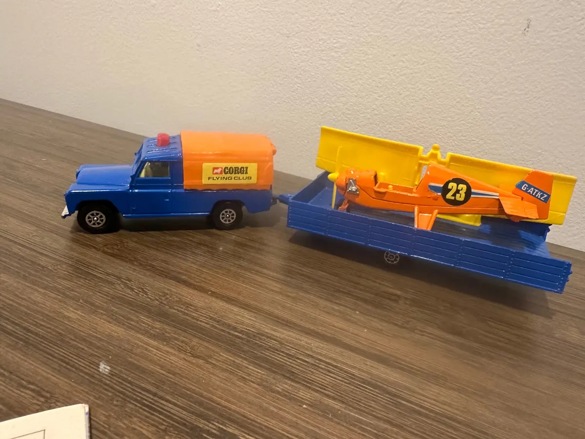 Corgi Toys Gift Set 19 Land Rover With Nipper Aircraft 1