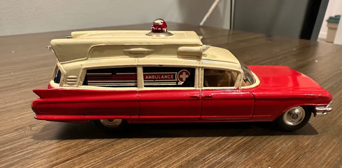 Corgi Toys 437 Superior Ambulance 1