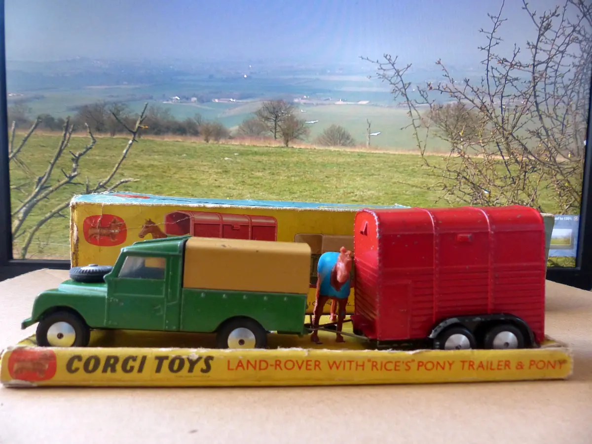 Gift Set 2 Land Rover With Rare Early Pony Trailer (3) In Original Box 1