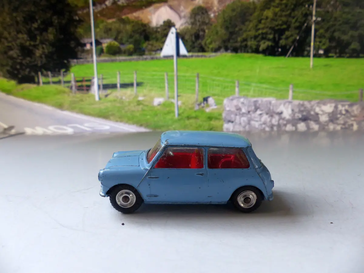 226 Morris Mini-Minor In Blue With Red Interior (2) 2