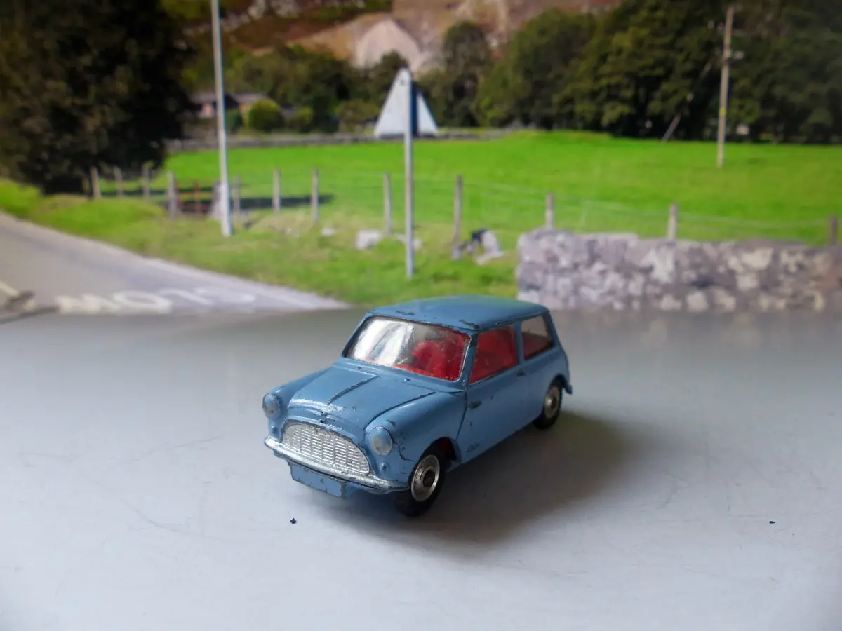 226 Morris Mini-Minor In Blue With Red Interior (2) 1