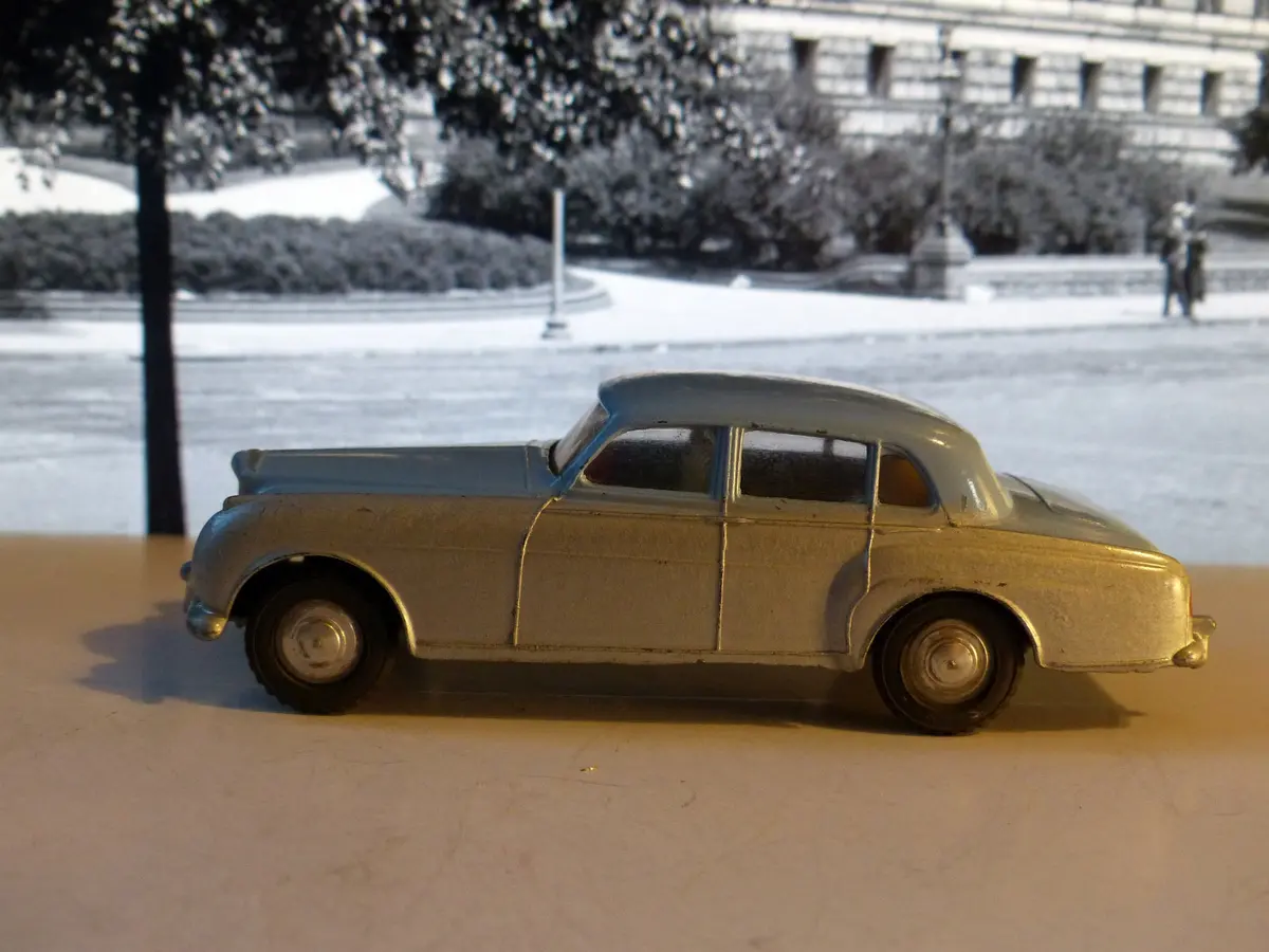 Spot-On 102 Bentley Saloon 1